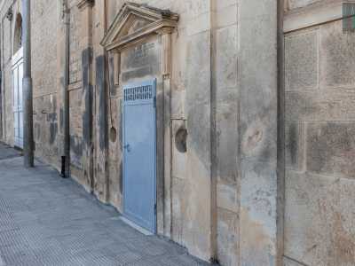 Non ci resta ora che entrare attraverso il basso portone di accesso in ferro di recente fattura